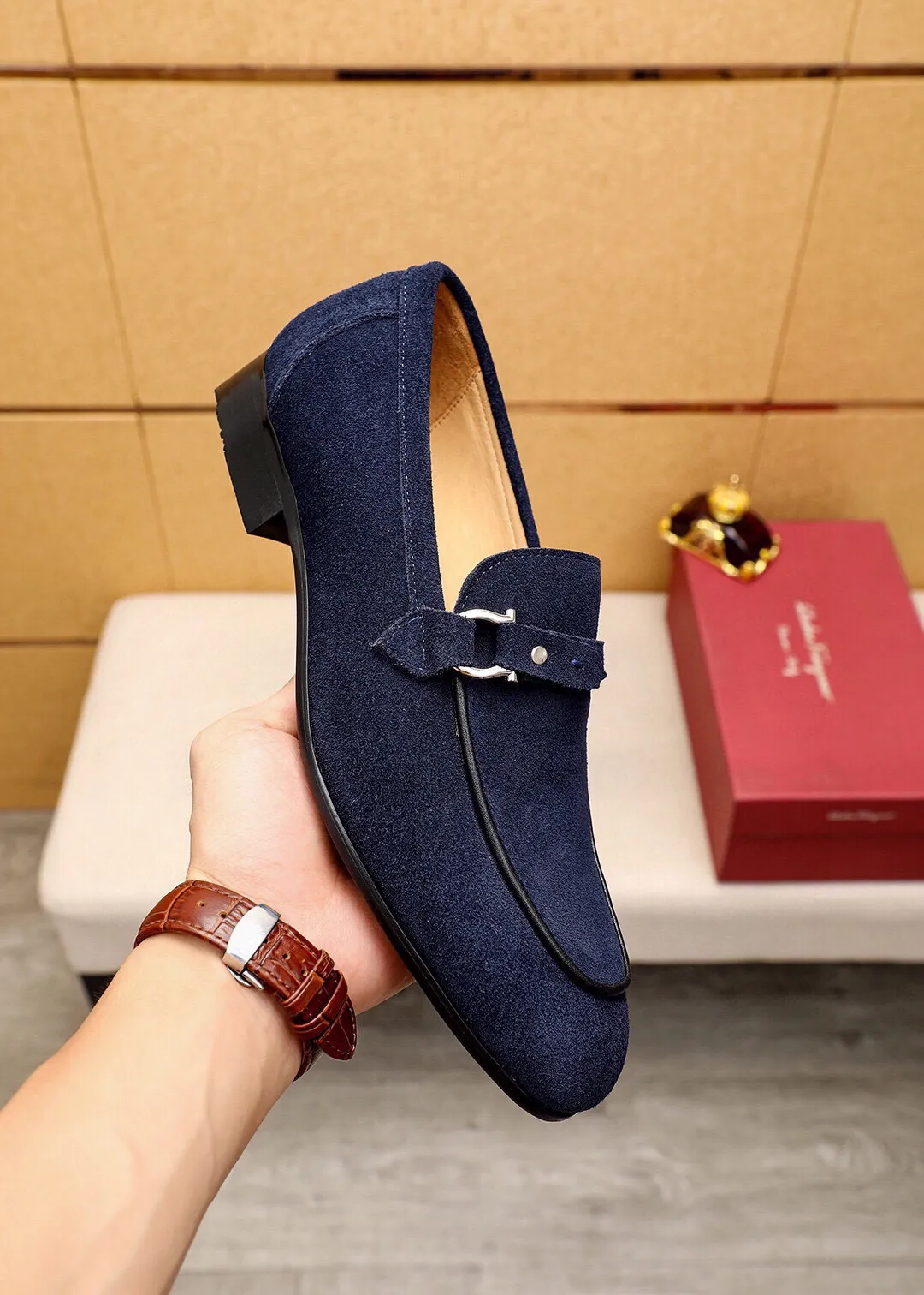 Men's shoes 💰460 💐 Product trademark: Ferragamo "Ferragamo" casual leather shoes Regular size: 38-44 (45.46.47🉑️Customized) Product materials: Selected imported first-layer frosted calfskin upper + luxury hardware buckle, imported water-dyed cow leather lining. Strong three-dimensional visual effect, original outsole color: 2 colors available